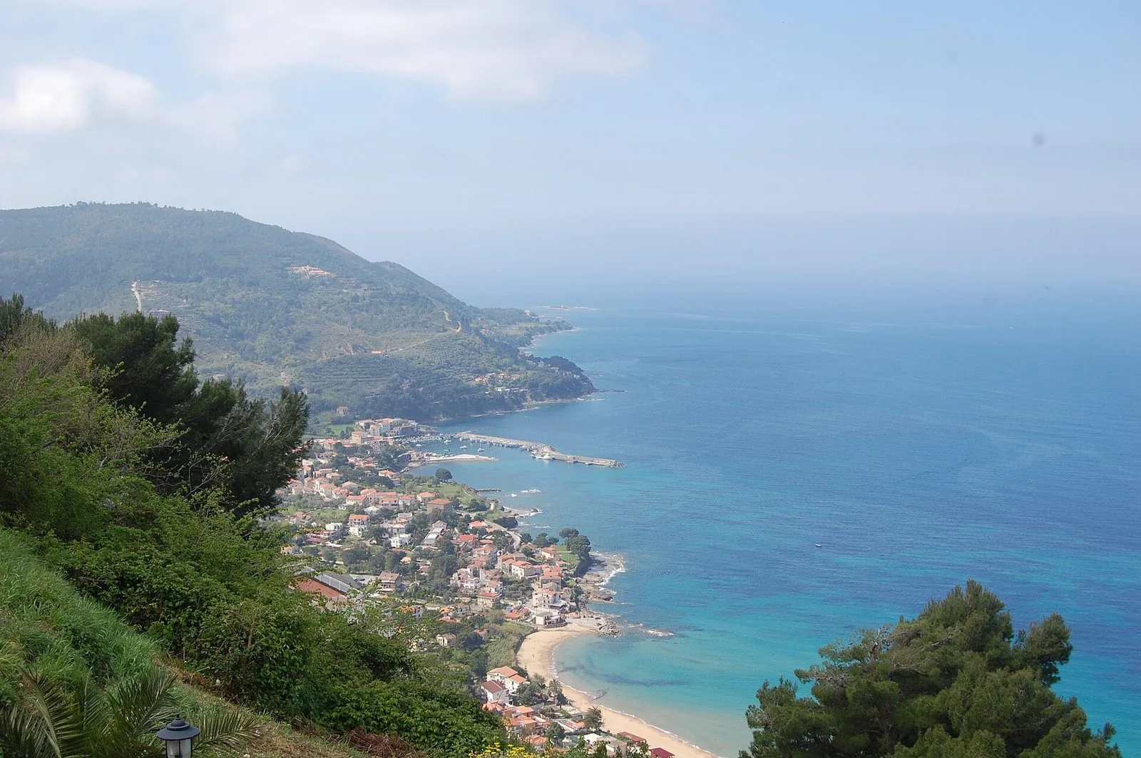 Costa cilentana all'inizio dell'autunno, con mare calmo, promontori verdi e spiaggia poco frequentata