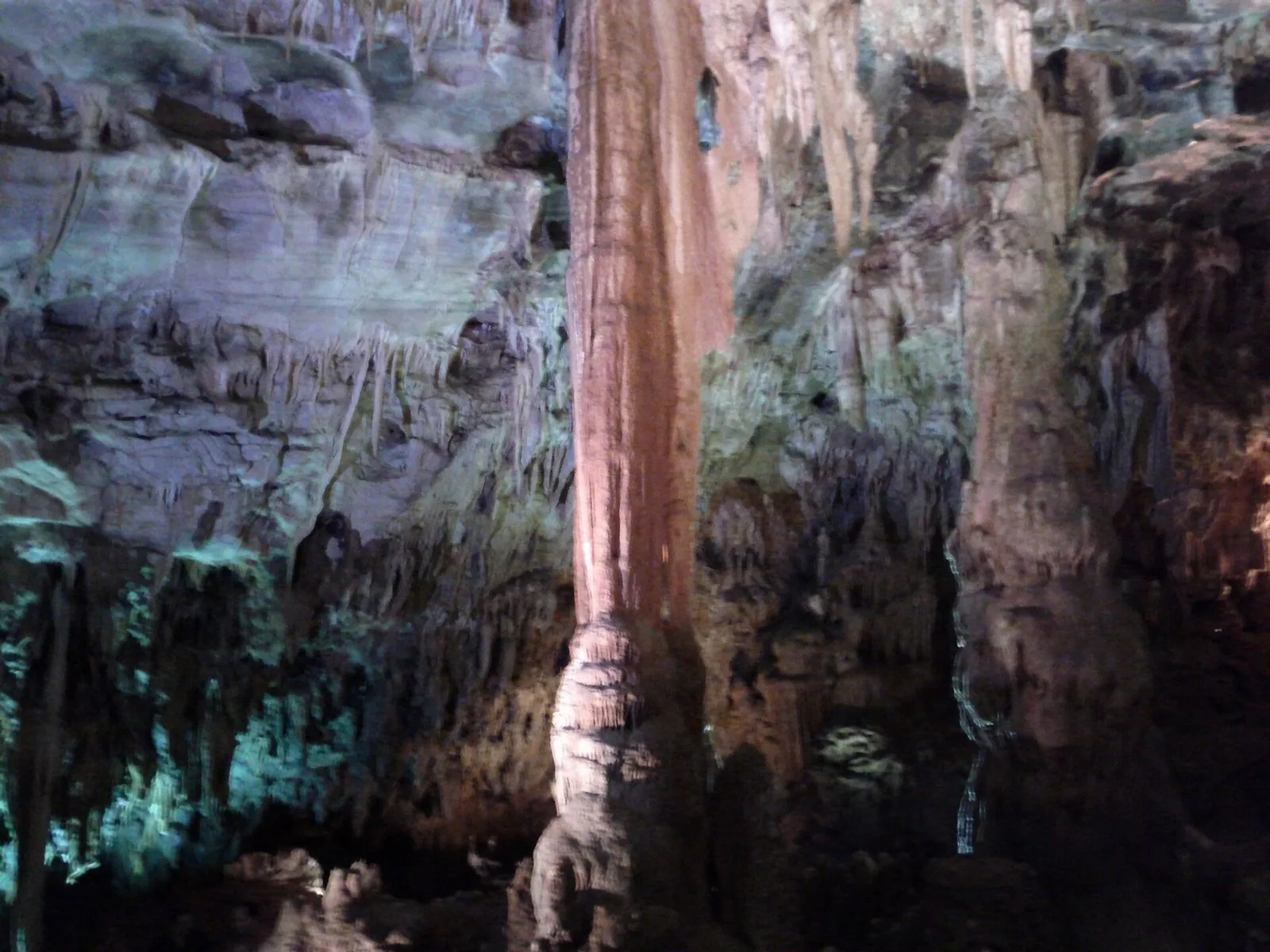 Interno delle Grotte di Castelcivita con stalattiti e stalagmiti illuminate lungo il percorso di visita