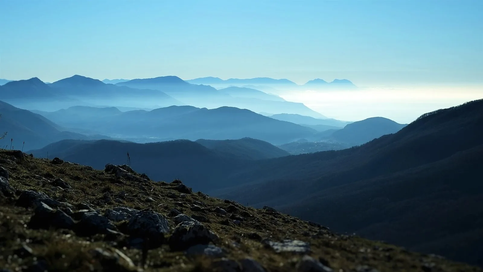Veduta dal Monte Cervati verso il Golfo di Policastro, fra i crinali del Parco Nazionale del Cilento