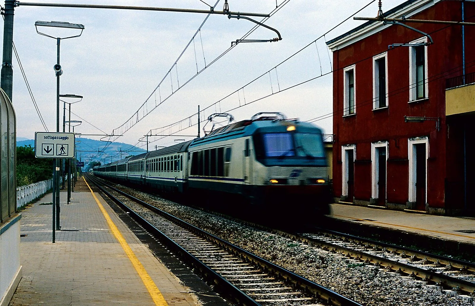 Binari e fabbricato viaggiatori della stazione ferroviaria di Paestum, nella piana di Capaccio Paestum