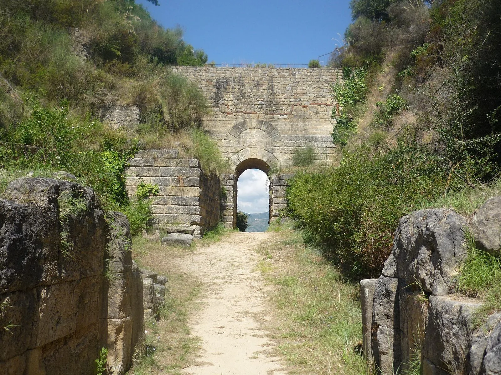 La Porta Rosa dell'area archeologica di Velia, arco a tutto sesto in blocchi di pietra incassato tra due pendii